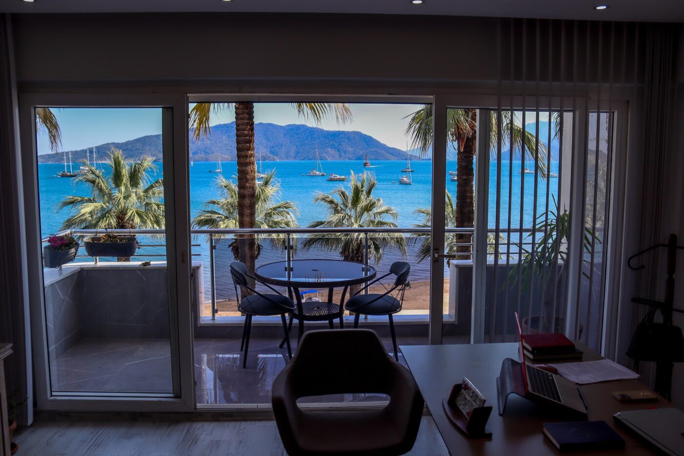 Marmaris avukatlık bürosu deniz manzaralı ofis balkonu